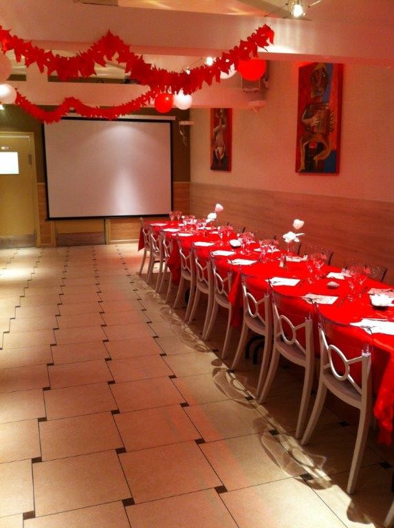 Un séminaire en cours dans la salle de réception.