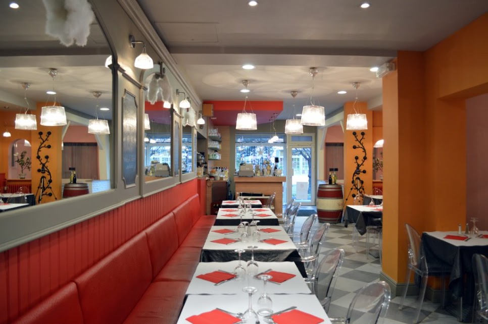 L'intérieur chaleureux et moderne d'une brasserie, avec des clients attablés.