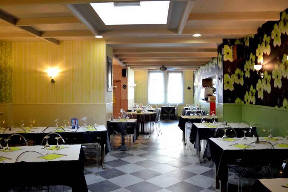 DeuxiĂšme salle du restaurant, prĂȘte Ă accueillir les clients.