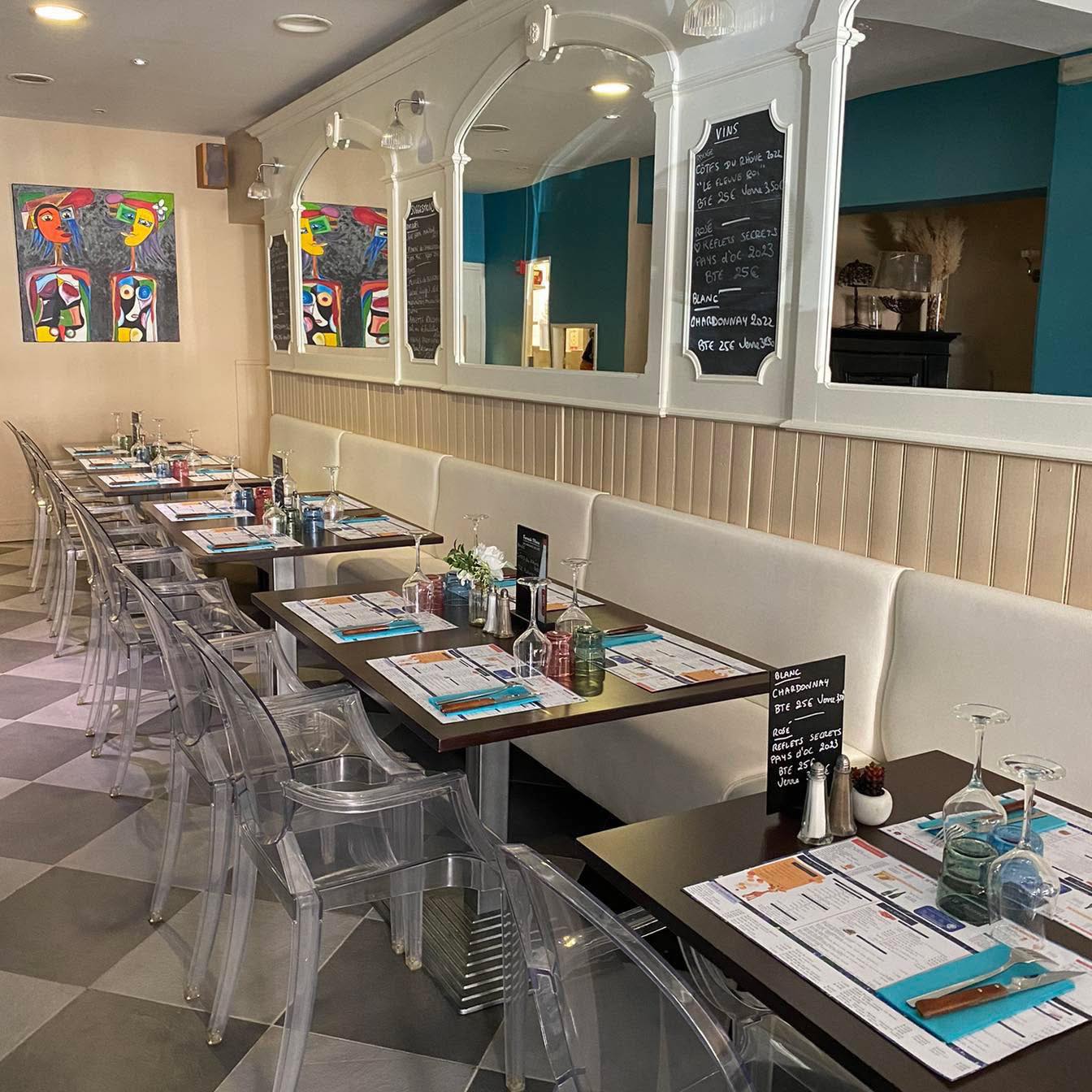 Un plat de viande et frites bien présenté.